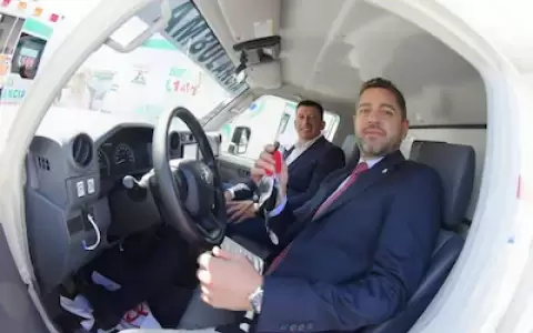 El intendente de Mayor Mart�nez, Ariel Arce (izquierda) y el vicepresidente Pedro Alliana en una entrega de ambulancias para �eembuc�.