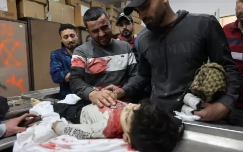 Familiares lloran el cuerpo de Yahya al-Malahi, de tres a�os, que muri� en un ataque israel�, antes de su funeral en la ciudad de Gaza el 14 de abril.