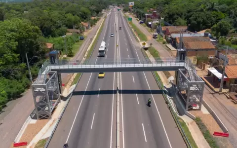 Pasarela peatonal elevada en el km 47,6 de la ruta PY02 en Pedrozo, Ypacarai.