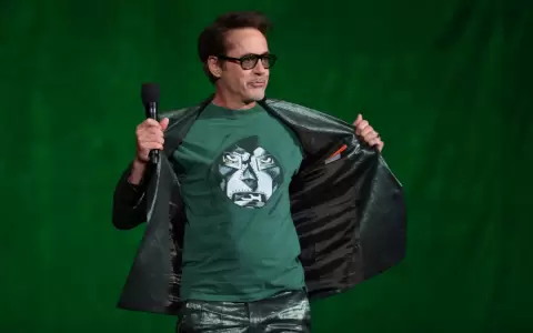 Robert Downey Jr. muestra su camiseta de Doctor Doom en la CinemaCon de Las Vegas