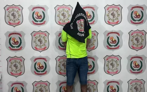 Uno de los detenidos durante el allanamiento.