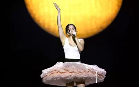 Rosal�a en el escenario durante su gira "Lux".
