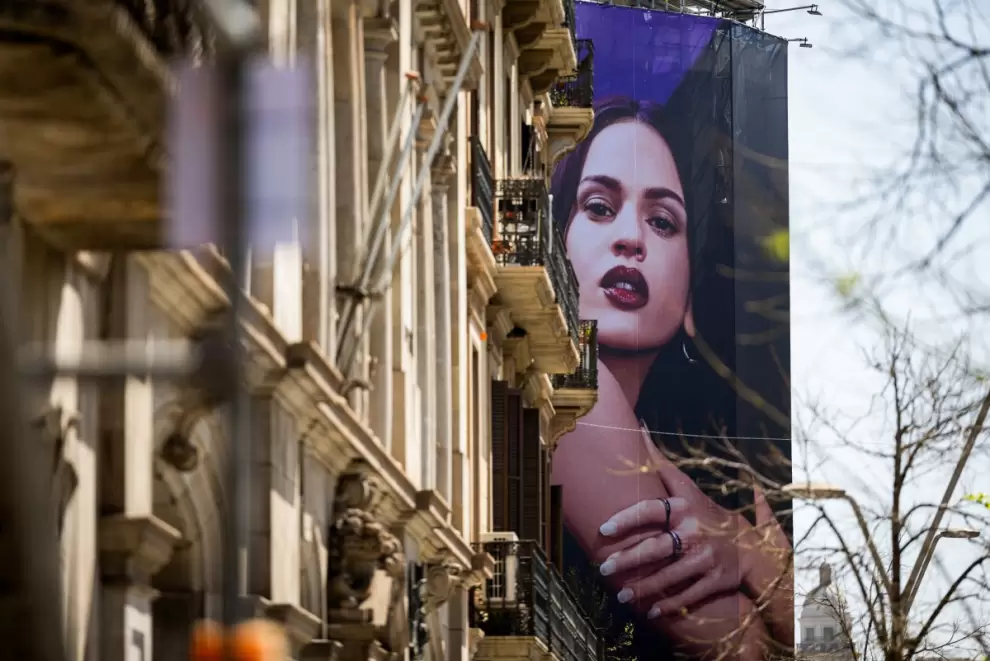 Cartel gigante de Rosal�a en Barcelona. (Foto: Josep Lago / AFP)