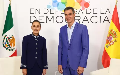 La presidenta de M�xico, Claudia Sheinbaum y el presidente del Gobierno, Pedro S�nchez, en la IV Reuni�n en defensa de la democracia.