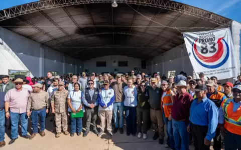 Santiago Pe�a, durante su visita a la localidad paraguaya ubicada en el departamento de Boquer�n.