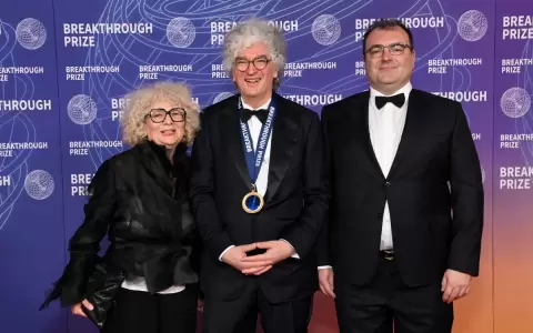 Frank Merle (centro), premio Breakthrough en Matem�ticas 2026, y Laurent Gatineau (derecha) en la ceremonia de los Breakthrough Awards en Santa M�nica