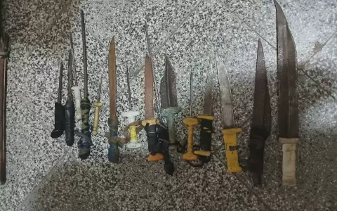 Armas blancas incautadas tras el amotinamiento y enfrentamiento entre presos en la c�rcel de Concepci�n.