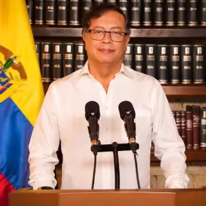 Petro ense�a su voto por Cepeda y llama al respeto a la voluntad popular en los comicios presidenciales