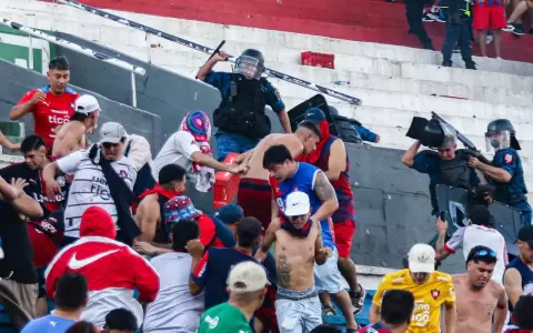 La violencia en el Supercl�sico dej� 56 heridos entre hinchas y polic�as.