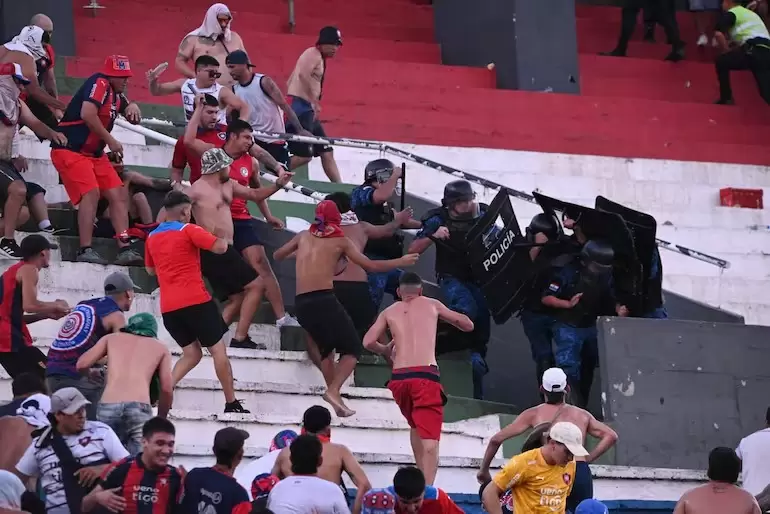La violencia en el Superclásico dejó 56 heridos entre hinchas y policías.