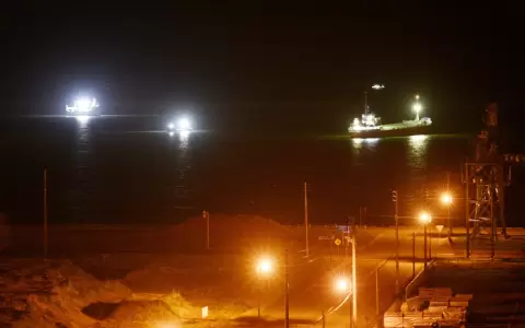 Embarcaciones frente a la costa, cerca del puerto de Tokachi, en la ciudad de Hiroo, Hokkaido, Jap�n.