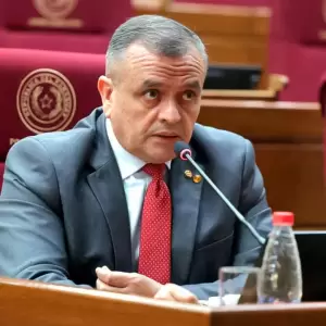 Carlos Liseras defiende su juramento y banca en el Senado