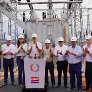 Peña posa con Rivas en acto oficial en medio del escándalo por su título