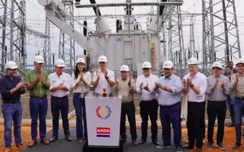 Pe�a posa con Rivas en acto oficial en medio del esc�ndalo por su t�tulo