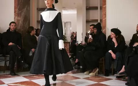 Una modelo presenta un look del desfile de moda de Emilia Wickstead para oto�o de 2026 en Londres en febrero de 2026.