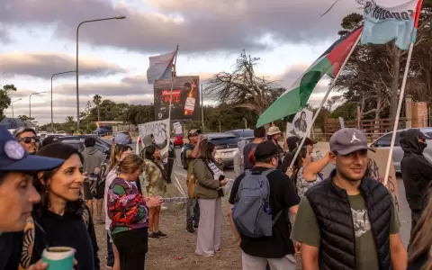 Manifestaci�n contra el Derecha Fest en Mar del Plata. Cr�ticos afirman que las pol�ticas de Milei est�n deshaciendo los lazos de a�os.
