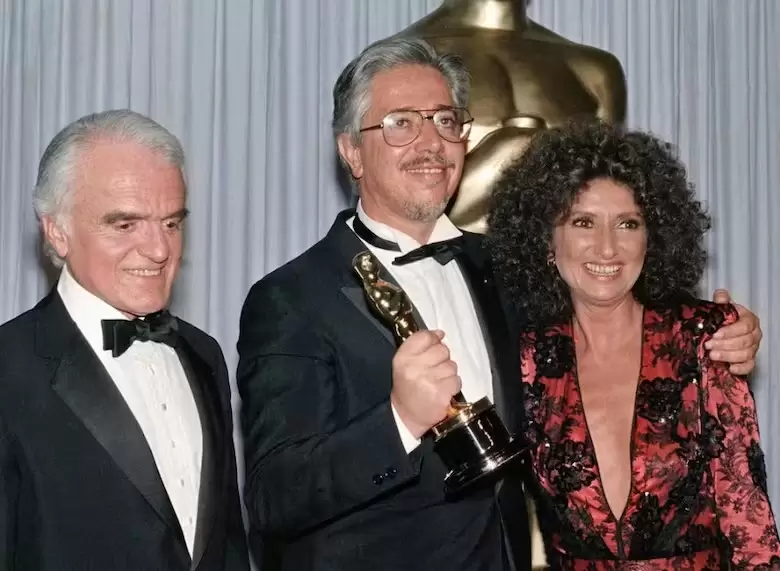Norma Aleandro y Luis Puenzo posan con Jack Valenti tras ganar el premio Oscar por La historia oficial, la primera pel�cula argentina en ganar la esta