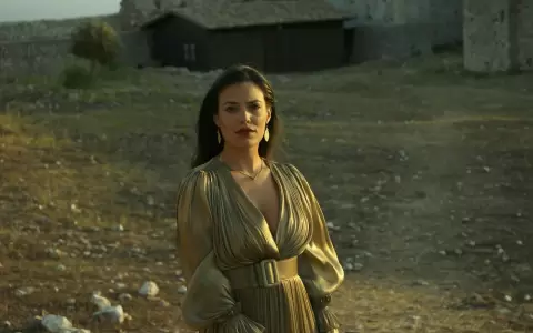 La cantante griega Ada Athanasopoulo en el castillo de Chlemoutsi, Grecia.