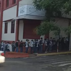 Amenazas de tiroteo en colegios obligan a controles extremos en el ingreso de alumnos