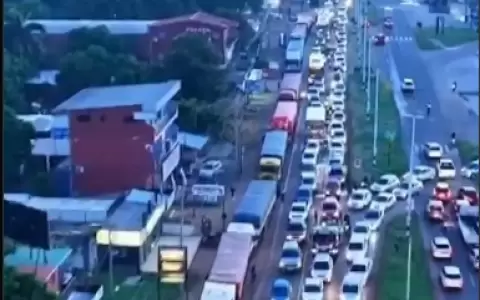 Camiones estacionados provocan caos vehicular en la ruta PY03 en Limpio.