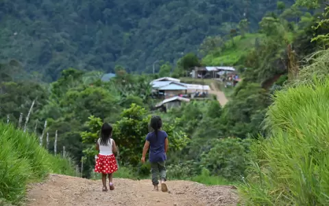 Ni�as Embera Chami caminan en la Vereda Tuma Drua, en la reserva unificada Embera Chami R�o San Juan, Pueblo Rico, Risaralda, Colombia.