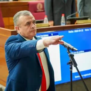Cuestionan legalidad de la banca en el Senado de Carlos Liseras por no renunciar a Conajzar