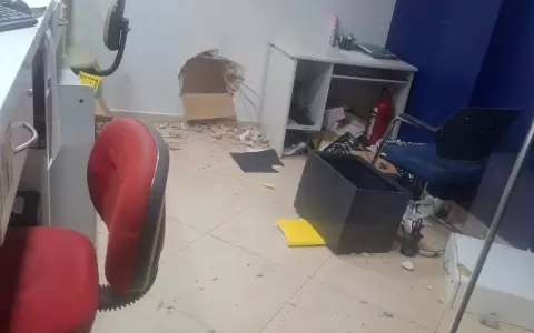 Boquetes que realizaron los delincuentes para ingresar al local.