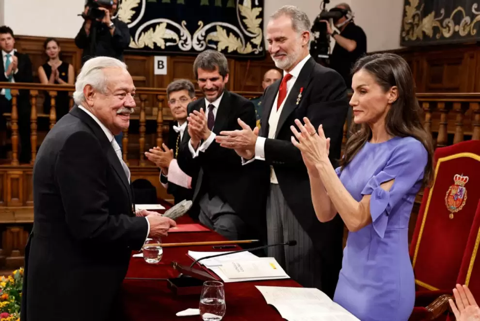 El escritor mexicano Gonzalo Celorio (izquierda) recibe el Premio Cervantes de manos del rey Felipe VI de Espa�a y la reina Letizia (derecha), durante
