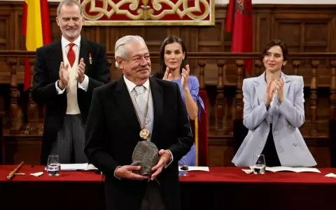El escritor mexicano Gonzalo Celorio sostiene el Premio Cervantes de Literatura Hisp�nica.