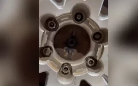 La rueda delantera derecha no contaba con una tuerca, mientras que la rueda trasera del mismo lado presentaba la ausencia de dos.