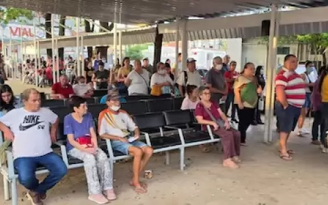 Pacientes en Calle'i, San Lorenzo, esperando ser atendidos.