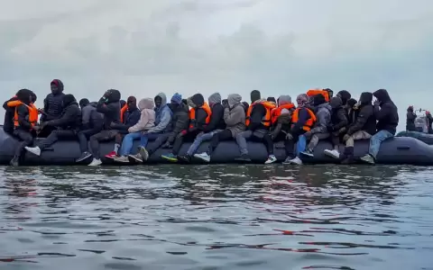 Migrantes abordan una embarcaci�n en la playa de Dunkerque, en la costa francesa, para intentar cruzar el canal de la Mancha (13.04.2026)