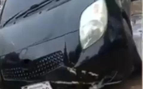 Veh�culo queda atrapado en bache inundado en Mariano Roque Alonso.