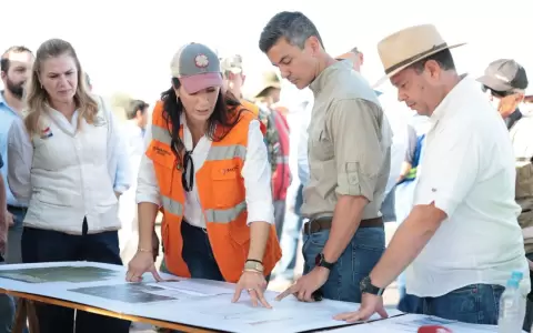 Santiago Pe�a y la ministra de Obras, Claudia Centuri�n.