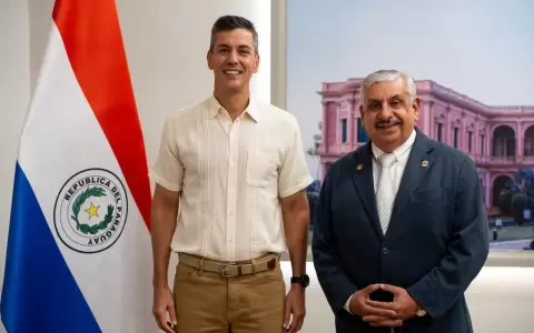 Santiago Pe�a junto a Isa�as Fretes, nuevo titular del IPS.