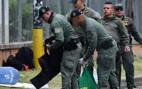 gentes recogen pruebas tras una explosi�n ayer en el Batll�n Pichincha.