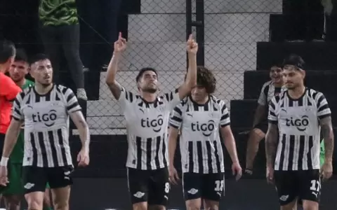 Libertad gana un partido de locos ante Olimpia y mantiene el Apertura en vilo