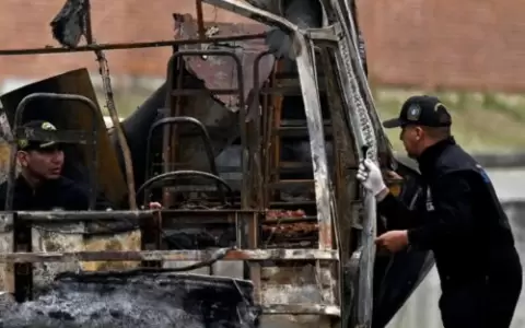 La inspecci�n a un autob�s incendiado tras la explosi�n de una bomba cerca de una base militar en Cali.