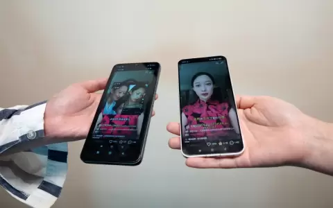 Tel�fonos con capturas del video de la modelo china Christine Li, quien denuncia que un microdrama de IA us� su imagen sin permiso.