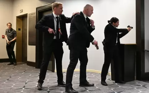 Agentes desenfundan sus armas tras escucharse fuertes disparos durante la cena de corresponsales de la Casa Blanca.
