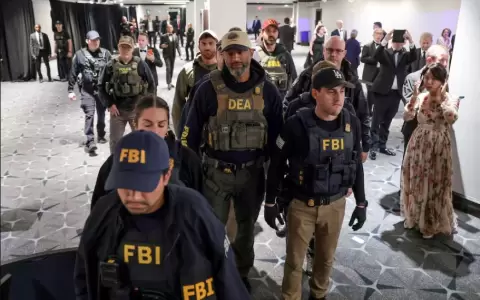 Efectivos del FBI patrullan el hotel Hilton de Washington, tras la detenci�n del Cole Tomas Allen, quien intent� asesinar a Donald Trump.