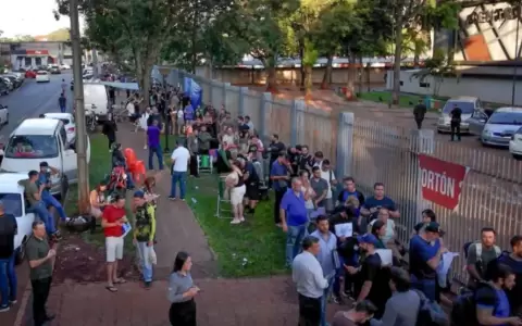 Una larga fila de brasile�os se extiende hasta altas horas de la madrugada en Ciudad del Este, Paraguay.