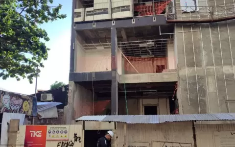 El hecho se registr� la semana pasada, cuando el bl�ndex cay� sobre el techo de una vivienda y local comercial lindante a la obra.