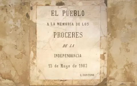 Placa conmemorativa de m�rmol (1903), dedicada a los pr�ceres de la Independencia Nacional.