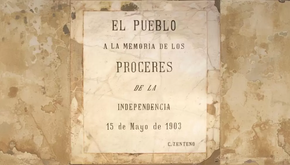 Placa conmemorativa de mármol (1903), dedicada a los próceres de la Independencia Nacional.