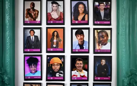 El "muro de la fama" de la escuela BRIT School en Croydon, al sur de Londres.