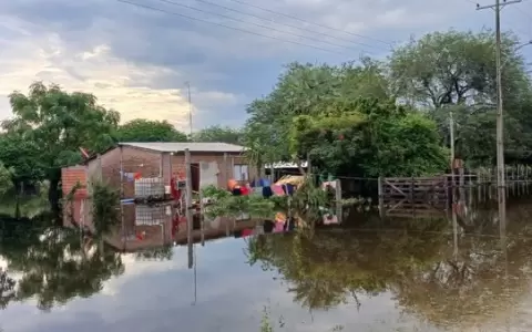 Familias son asistidas en zona de inundaciones.