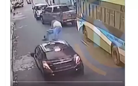 Momento en que el hombre fue embestido.