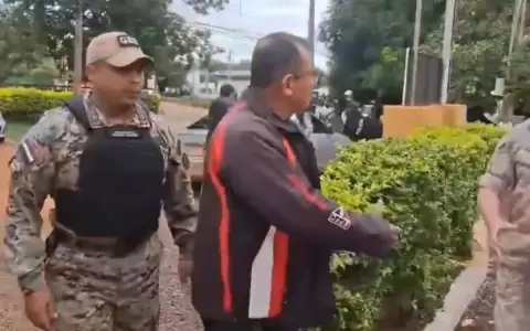 Elvio Ben�tez se presenta en la Comisar�a 18� de Santa Rosa del Aguara.