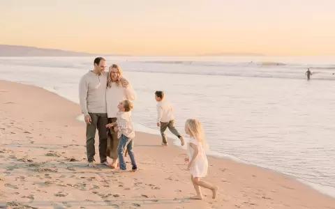 La maternidad te protege del ACV. ni�os padres madre playa